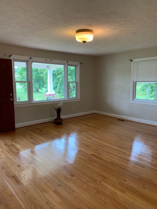Photo - Beautiful 5 bed/2 bath house