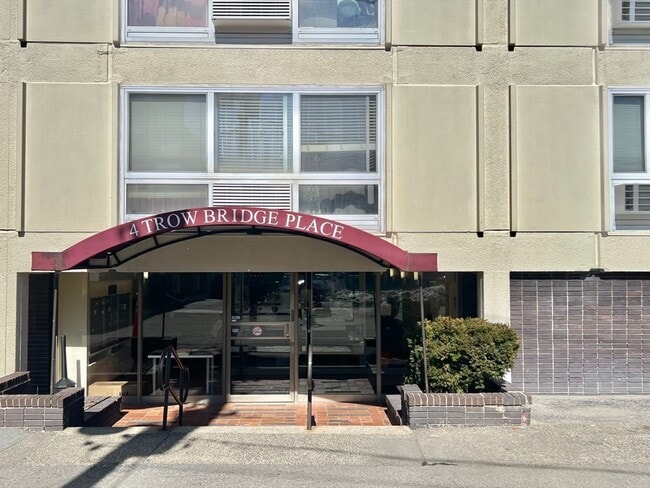 Building Photo - 4 Trowbridge Pl Unit 3C