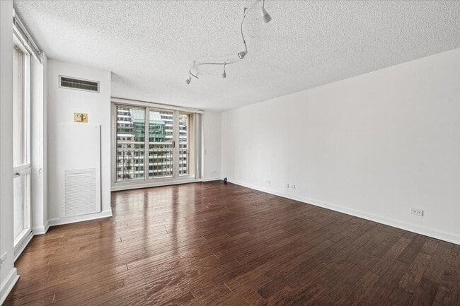 Photo - 200 N Dearborn St Unidad 2502