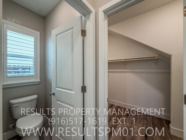 Photo - Gorgeous 4 Bedroom Lincoln Home