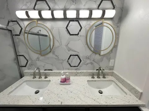 Photo - 701 NE 24th St