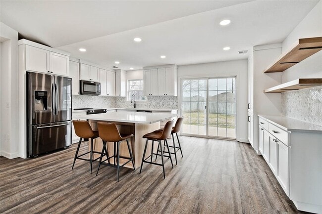 Building Photo - 902 SW Hopi Cir