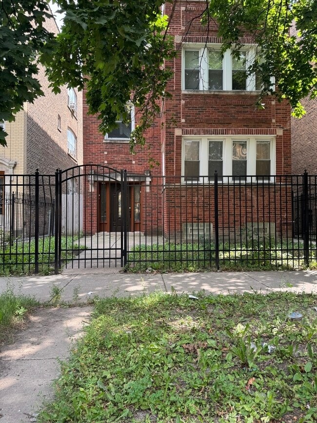 Building Photo - 6327 N Francisco Ave Unit 1