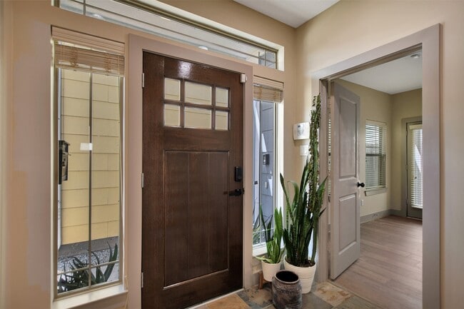 Photo - 837 W 25th St