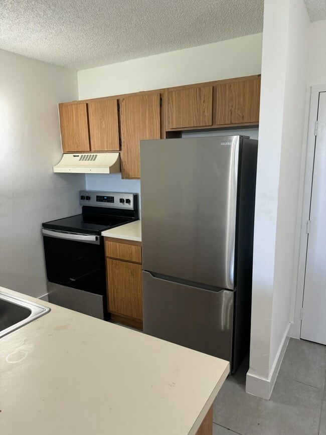 Building Photo - 2401 Riverside Dr Unit 210-B Rental