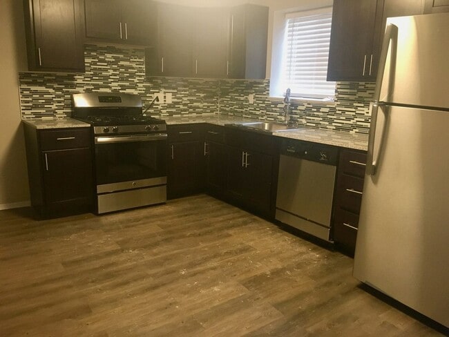 Building Photo - *** Duplex Style Apartment * Pet Friendly * Renovated * Available Now * Granite Counters * Stainl... Unit 120