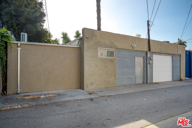 748 N Citrus Ave