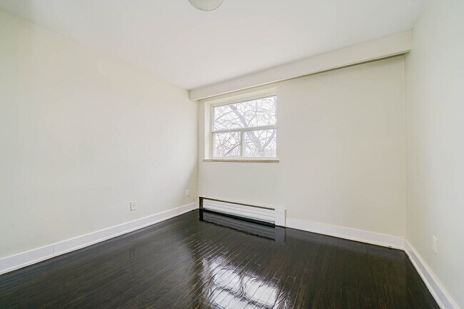 Photo - Beautifully Renovated 3 Bedroom Waterfront Building Unité 56