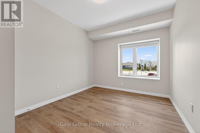 Photo - 785 Southwood Way