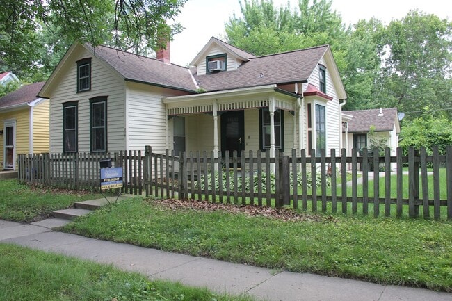 Building Photo - 3 Bedroom 1 Bath House - Close to Downtown Iowa City