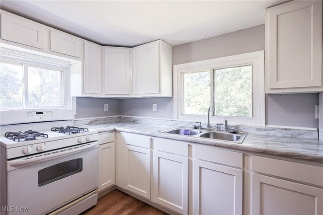 Building Photo - 6180 Hillford Ave NE Rental
