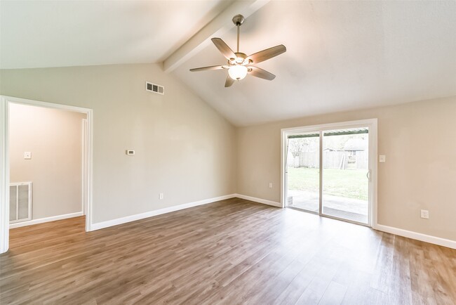Photo - 504 Avondale Ln
