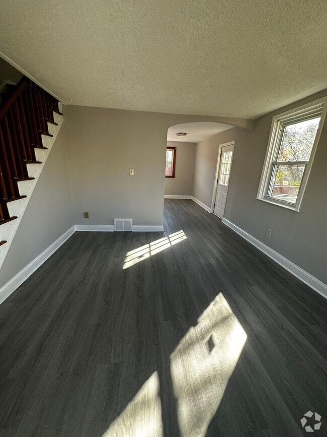 Building Photo - 3 Bedroom and 1 bathroom House