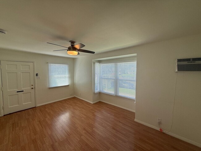 1820 N Hollywood Way Unidad 1820 N Hollywood Way