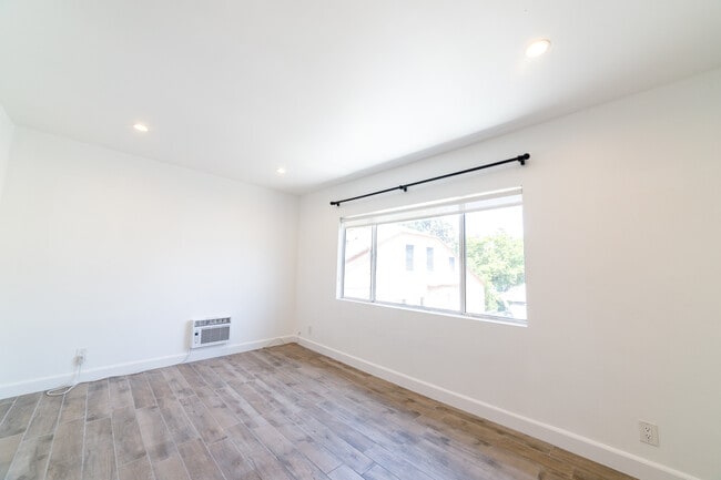 Building Photo - 319 Heliotrope Dr Unit 3 Rental
