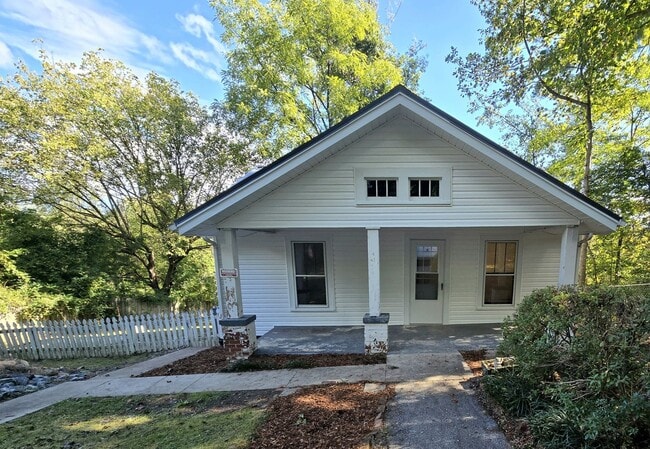 Building Photo - Cozy Lenoir 2/1 Bungalow with Fenced Yard ...