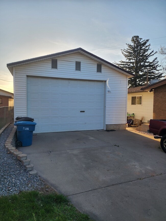 Building Photo - Beautifully updated duplex with parking and a 40'x25' garage.