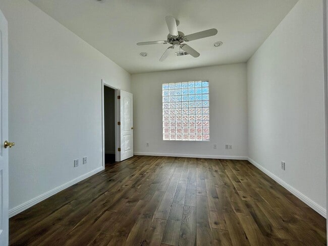 Photo - 711 Tramway Pl NE