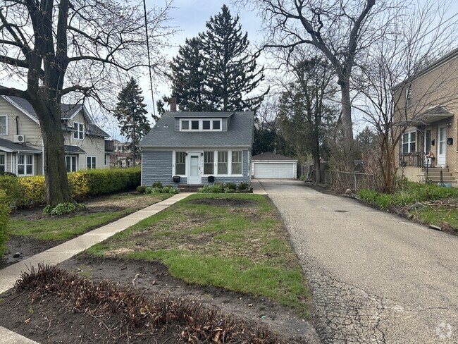 Building Photo - 823 Deerfield Rd Rental