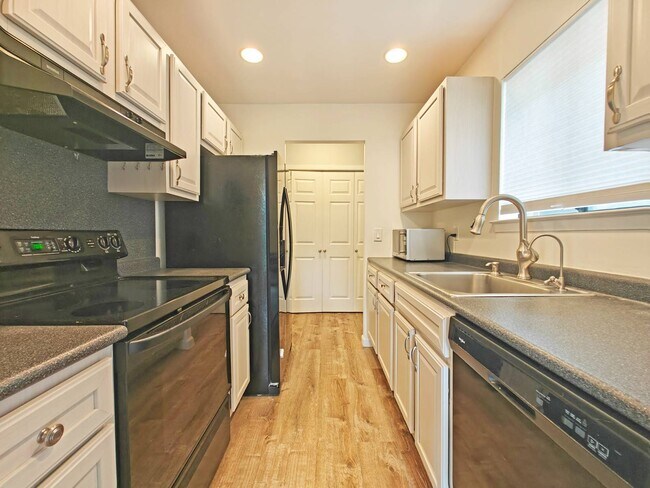 Photo - 15 Granada Crescent Unit 15