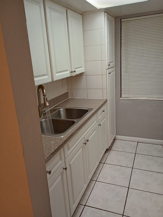 Building Photo - Spacious 1 Bedroom + Den, 1 Bathroom in No... Rental