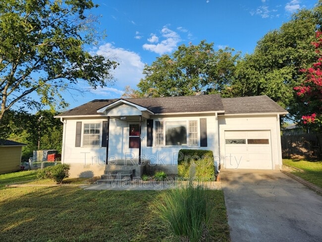 Building Photo - 1009 Hillside Dr Rental