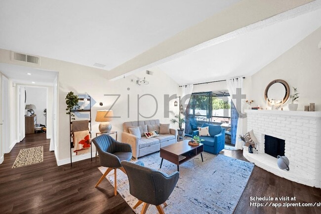 Photo - 15511 Sherman Way