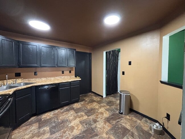 Photo - X-LARGE 1 BR/1 BA Condo Available 5/1 in a Beautiful St. Paul Neighborhood! Unit 201