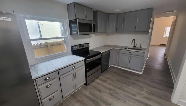 Building Photo - 326 Bristol St Unit 326