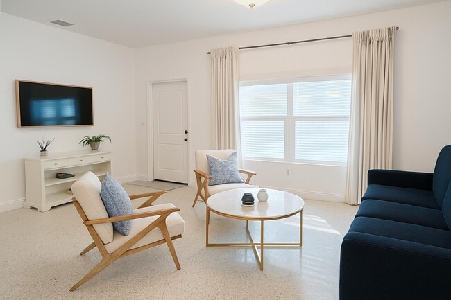 Photo - 513 E Whitney Dr