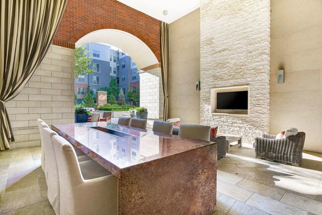 Galería al aire libre con una gran cantidad de espacio para recibir invitados - Windsor at Cambridge Park