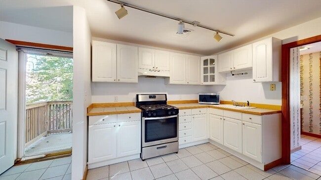 Building Photo - 273 Putnam Ave Unit 2