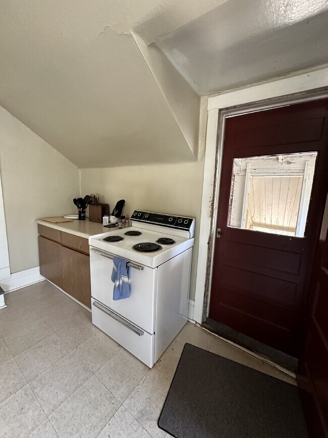 2 bed 1 bath apartment available June 1st!