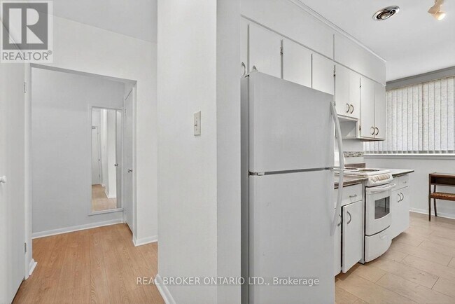 Photo - 8 Westmount Dr S