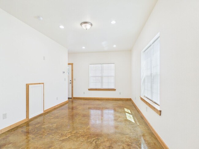 Photo - 1124 Thiele Ln