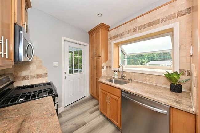 Photo - 221 Lakeview Dr