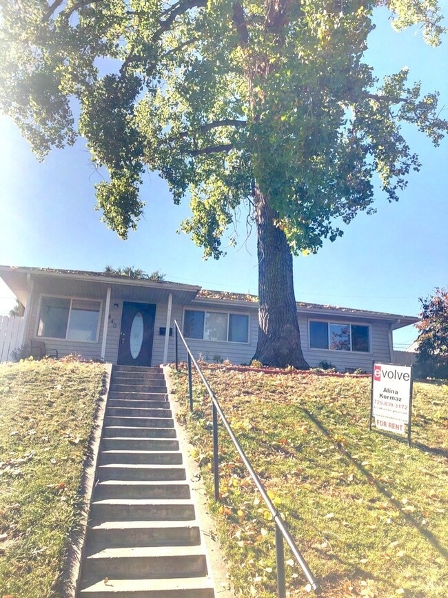 Building Photo - Evolve Real Estate: Victorian Home in Athmar Park Available for Move in on July 1st!