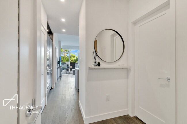 3389 Lakeshore Rd Unit 206