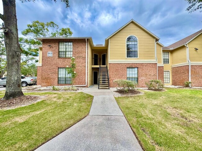 Building Photo - 8615 Mallard Reserve Dr Unit 201
