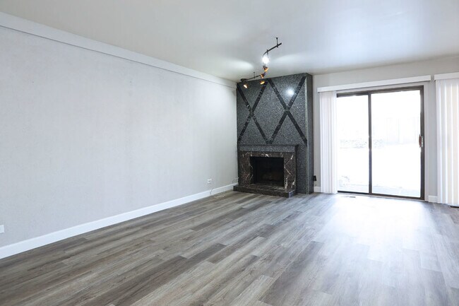 Photo - 236 Deerpath Ct Unit B1