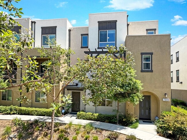 Building Photo - Beautiful 4B/3BA Vista Home w/ Pool & Mode...