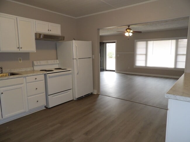 Photo - 204 E Adams St