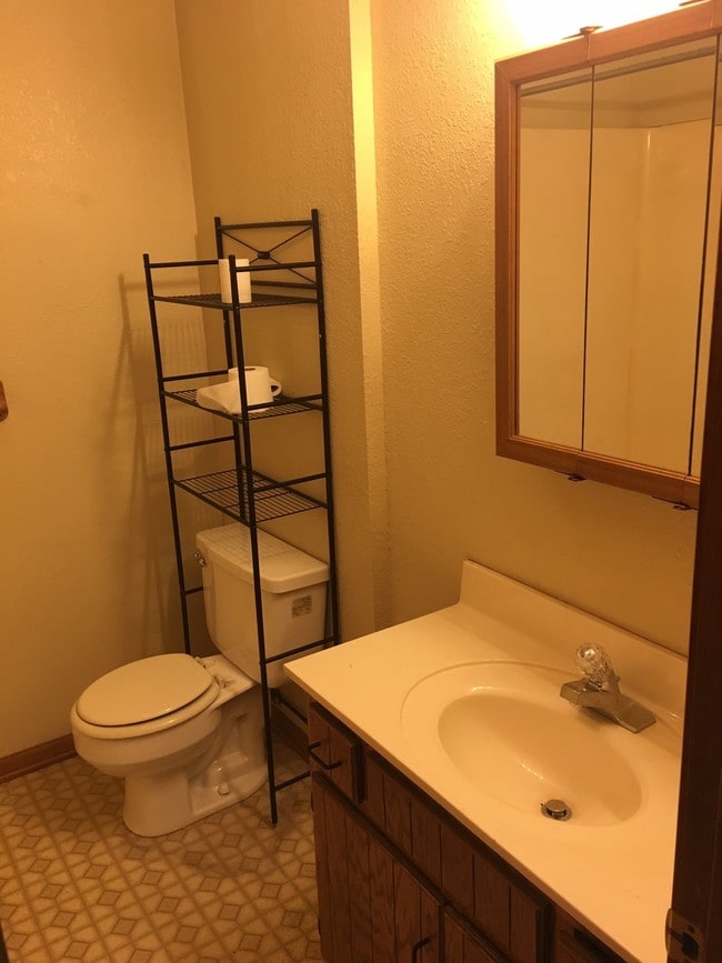 Bathroom - 513 Cantebury Dr Unit B