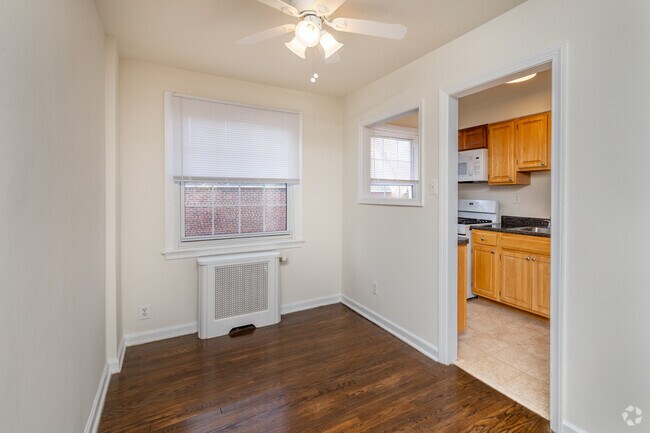 2BR, 1BA - 903SF - Dining Room - Jericho Manor Apartments