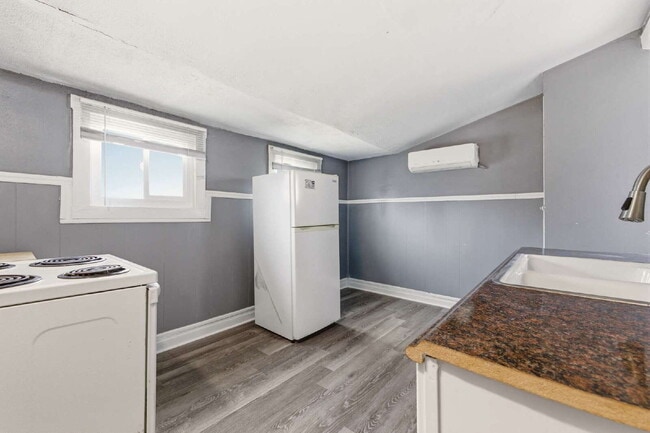 Photo - 1 Bed 1 Bath with TWO Bonus Rooms in Delmar Parkway! Unit B