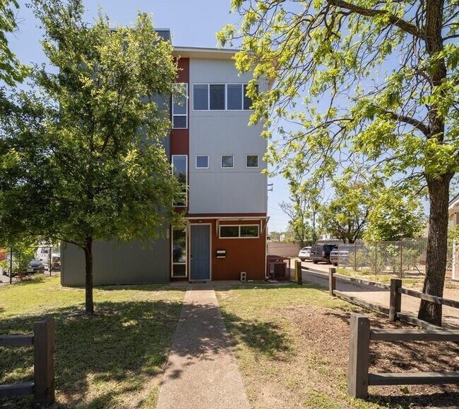 Photo - 605 W 29th 1/2 St