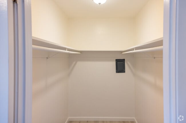 1BR, 1BA - 450SF Closet