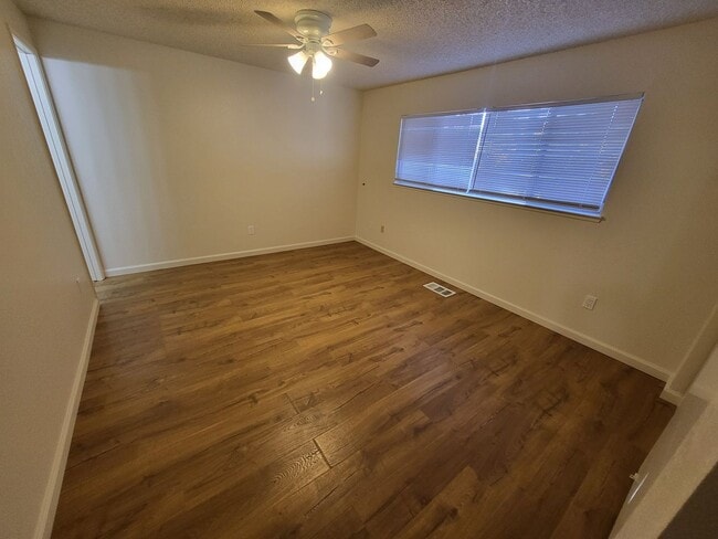 Photo - 401 Allouette Way