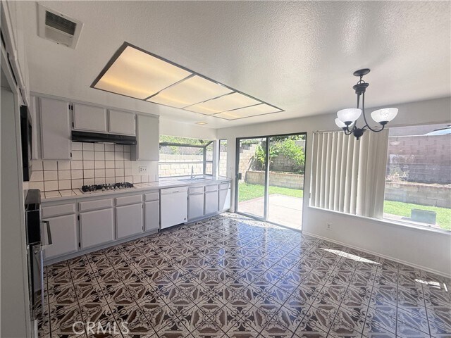 Photo - 46 Christamon W