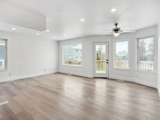 Photo - 227 Saratoga Pl NE